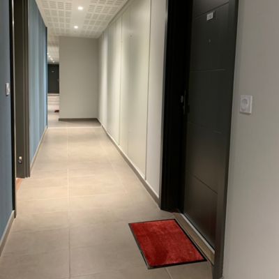Tapis en microfibres rouge 40x60 cm avec semelle en PVC