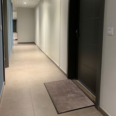 Tapis en microfibres taupe 60x90 cm avec semelle en PVC