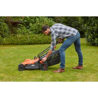 Tondeuse filaire 1600 W - largeur de coupe 38 cm - hauteur de coupe 20 à 70 mm - bac 45 L - Black+Decker BEMW471BH-QS