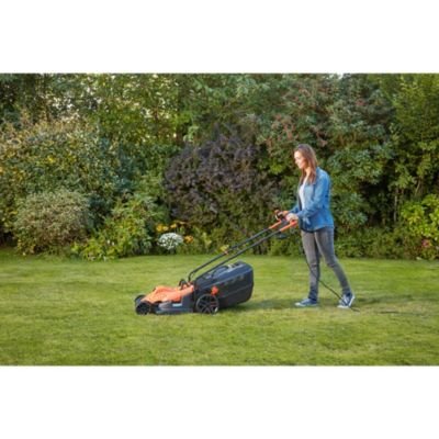 Tondeuse filaire 1600 W - largeur de coupe 38 cm - hauteur de coupe 20 à 70 mm - bac 45 L - Black+Decker BEMW471BH-QS