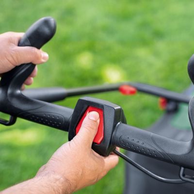 Tondeuse sans fil avec batterie 18 V - largeur de coupe 37 cm - hauteur de coupe 25 à 70 mm - bac 40 L - Bosch UniversalRotak 2x18V-37-550