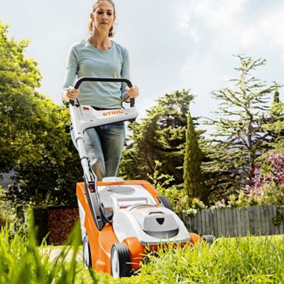 Tondeuse sans fil avec batterie 36 V - largeur de coupe 37 cm - hauteur de coupe 30 à 70 mm - bac 40 L - Stihl RMA 339 C
