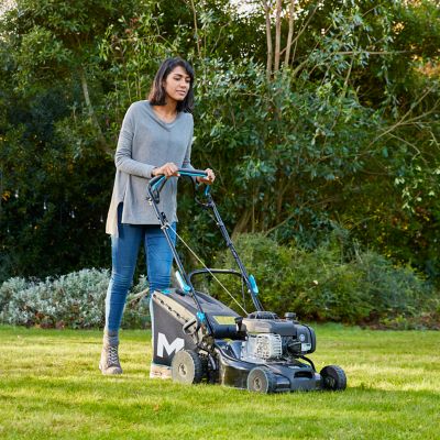 Tondeuse thermique 125 cm³ - largeur de coupe 41 cm - bac 50 L Mac Allister MLMP300SP40