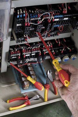 Tournevis à fente électricien - Diamètre 4 mm - Lame 10 cm - Isolé 1000 V - Stanley Fatmax