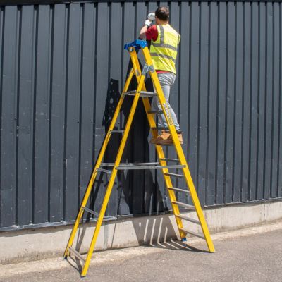 Trade Master Pro Échelle Fibre de Verre 4 Marches  Non Conductrice 30 000 V  EN131 Pro  Plateforme 0,85 m