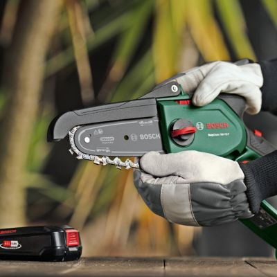 Tronçonneuse à chaîne sans fil sur batterie 18V Bosch EasyChain 18V-15-7 (avec 1 batterie et 1 chargeur)