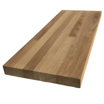 Une planche en bois d'iroko massif 3x122x240 cm