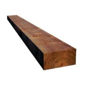 Une traverse en bois de pin traité marron 10x20x200 cm