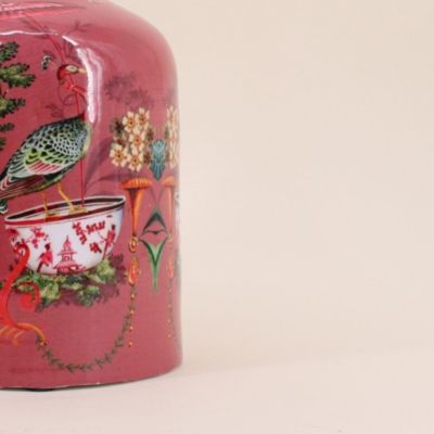 Vase col de cygne en métal laqué rose, H23cm