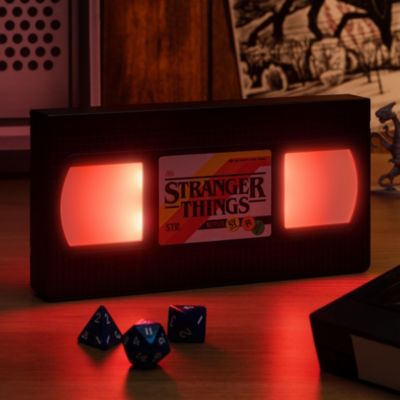 Veilleuse LED USB Stranger Things VHS Netflix sans fil Paladone l.18,7cm x H.9,5cm x P.2,5cm