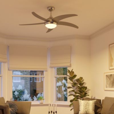 Ventilateur de plafond avec éclairage GoodHome Hanki coloris argent pour pièce de 25 m² Ø.132 cm