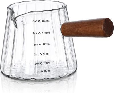 Verre doseur en borosilicate avec poignée en bois