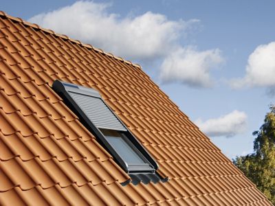 Volet roulant rigide pour fenêtre de toit, gris anthracite, à énergie solaire, l.114 x H.118 cm, Velux SSL SK06 0000S