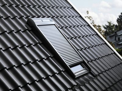 Volet roulant rigide pour fenêtre de toit, gris anthracite, à énergie solaire, l.114 x H.118 cm, Velux SSL SK06 0000S