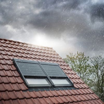 Volet roulant rigide pour fenêtre de toit, gris anthracite, à énergie solaire, l.114 x H.118 cm, Velux SSL SK06 0000S