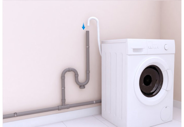 Placez l’embout du flexible d’évacuation de la machine à l’intérieur de la sortie verticale lorsque le Té est parfaitement mis en place et que la colle est sèche. 