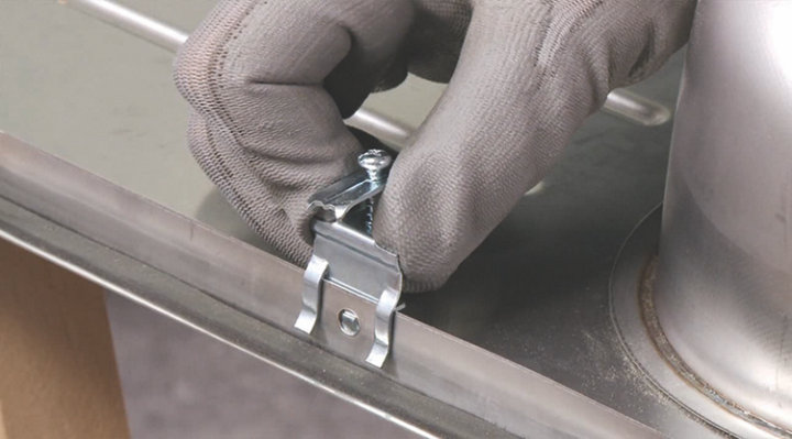Installation des griffes sur l'évier