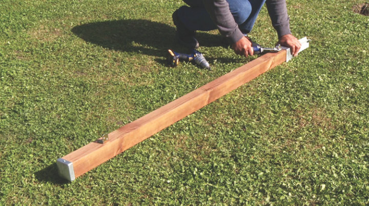 Comment poser une clôture avec des panneaux prémontés en bois ?