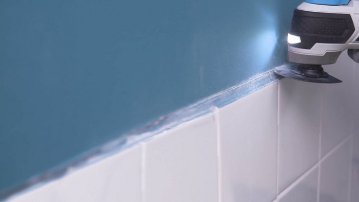Couper la plaque avec un outil multifonctions