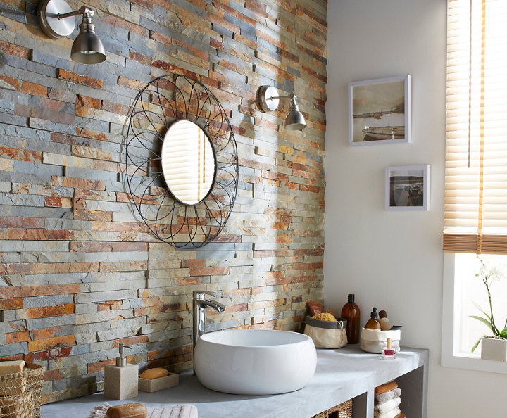Une photo d'un mur dans un salon décoré de plaquettes de parement en bois
