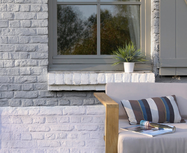 Appuie de fenêtre peinte en blanc avec mur brique gris