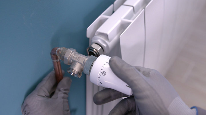 La pose d’un robinet thermostatique sur un radiateur eau chaude