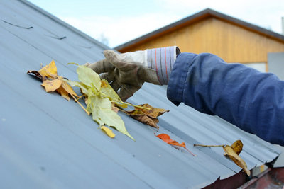 Nettoyer une toiture de garage ou d’abri de jardin
