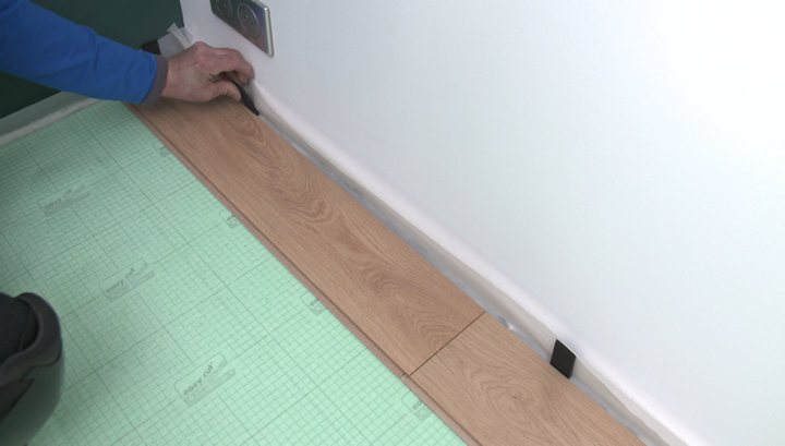 Étape 2 : Poser les lames de parquet
