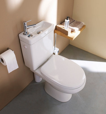 lave-mains sur haut des toilettes