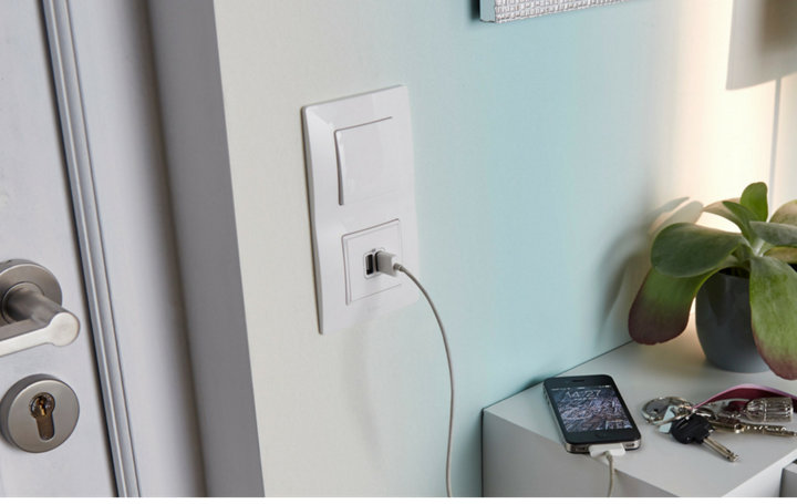 Téléphone sur meuble branchée à prise encastrée