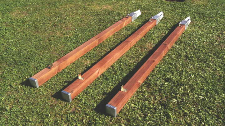 Comment poser une clôture avec des panneaux prémontés en bois ?