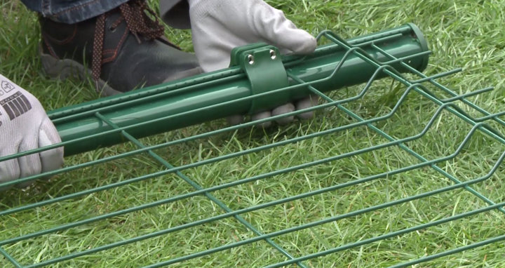 Placer le panneau de grillage rigide entre les poteaux et bloquez le panneau avec les colliers