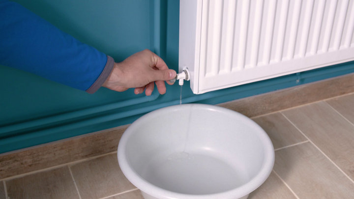 Étape 1 : Démonter le radiateur eau chaude