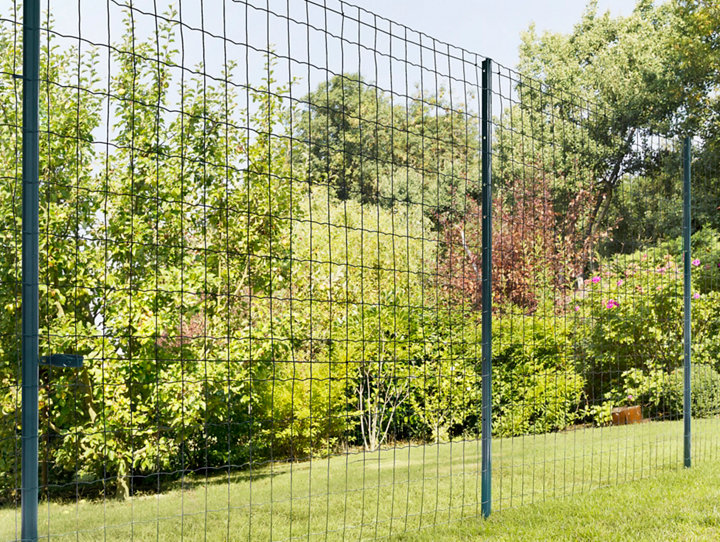 un grillage souple installé dans un beau jardin