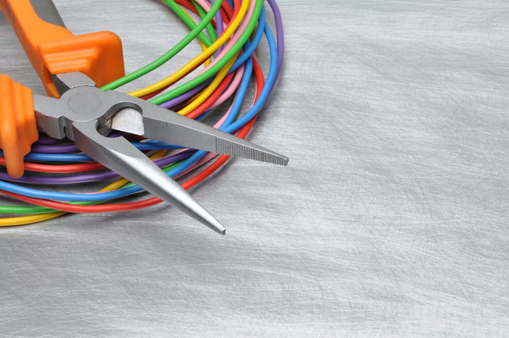 Ensemble de fils électrique colorés et pince coupante