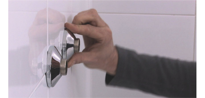Comment installer un receveur et des parois de douche ?