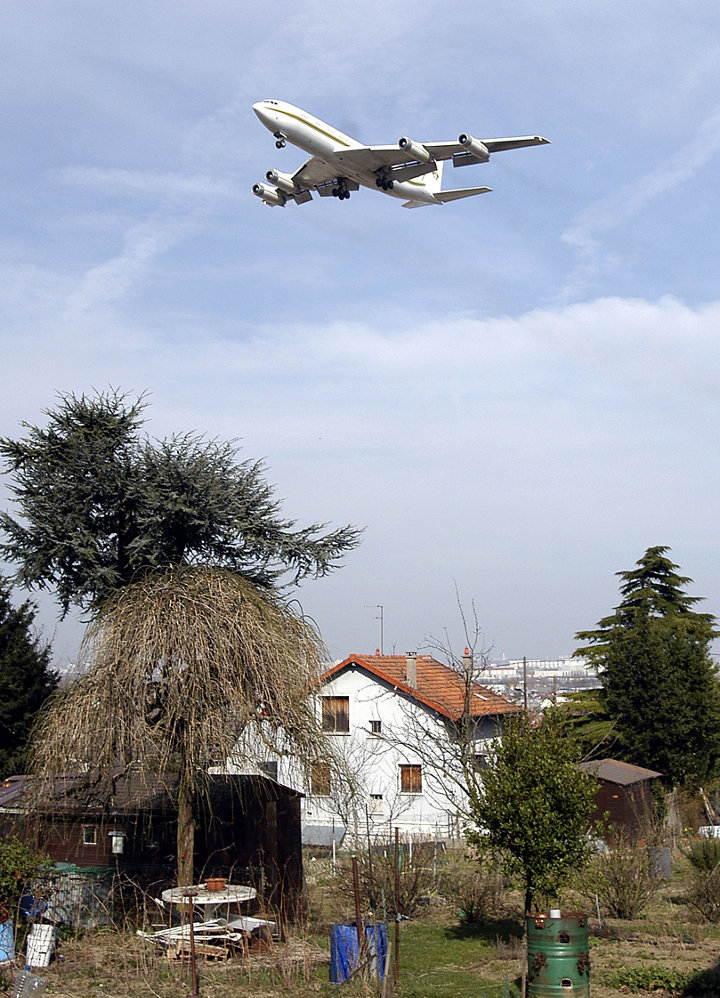 Avion passant au dessus d'une maison