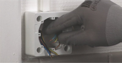 Installer un volet roulant électrique sous linteau
