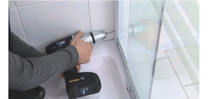 Comment installer un receveur et des parois de douche ?