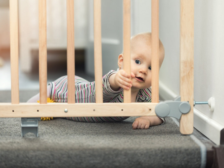 Barrière bois devant escalier avec un bébé