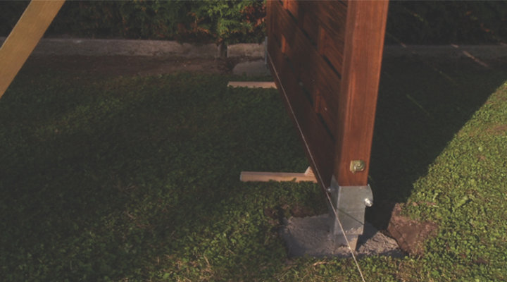 Comment poser une clôture avec des panneaux prémontés en bois ?