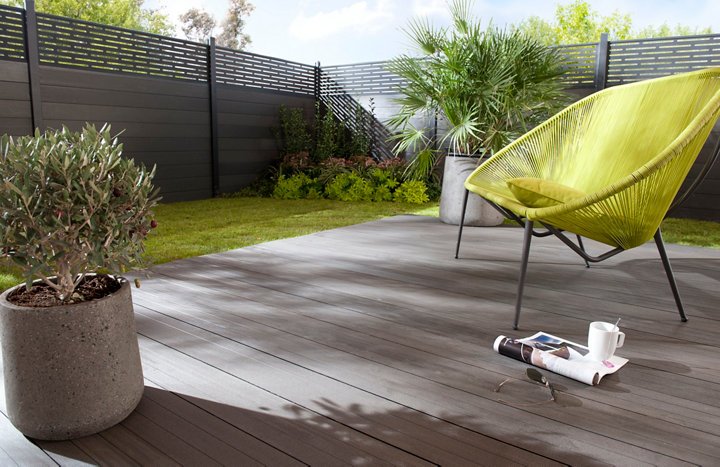 Zoom sur l’entretien d’une terrasse en bois composite