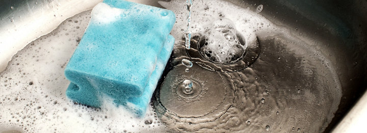 éponge bleu dans évier avec savon