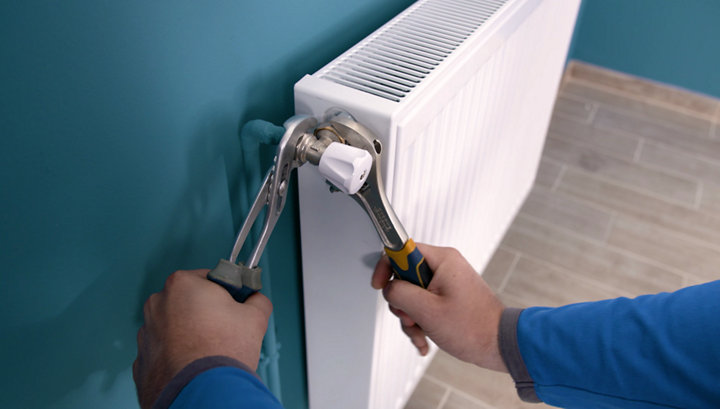Étape 1 : Démonter le radiateur eau chaude