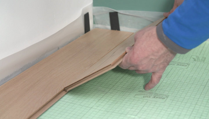 Étape 2 : Poser les lames de parquet