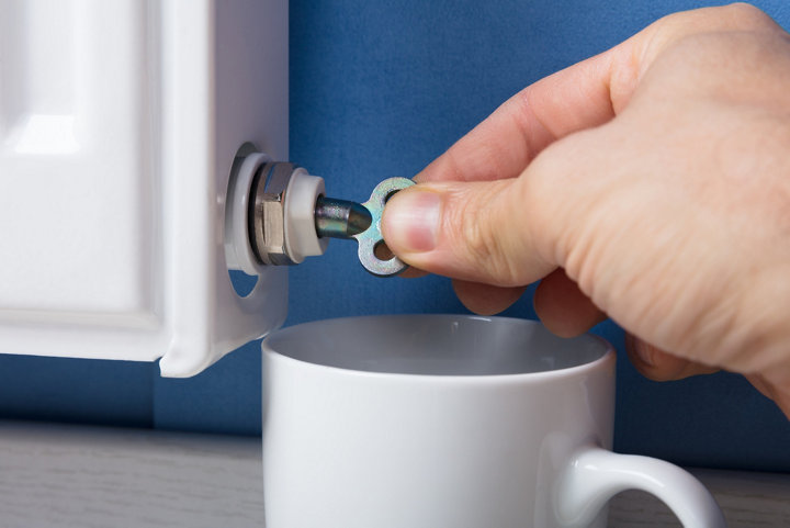 La purge d’un radiateur à eau chaude sanitaire