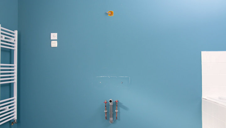 Poser un meuble de salle de bains