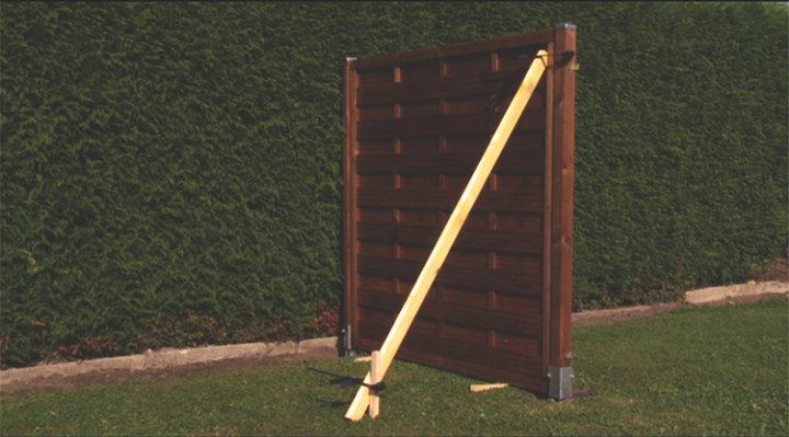 Comment poser une clôture avec des panneaux prémontés en bois ?