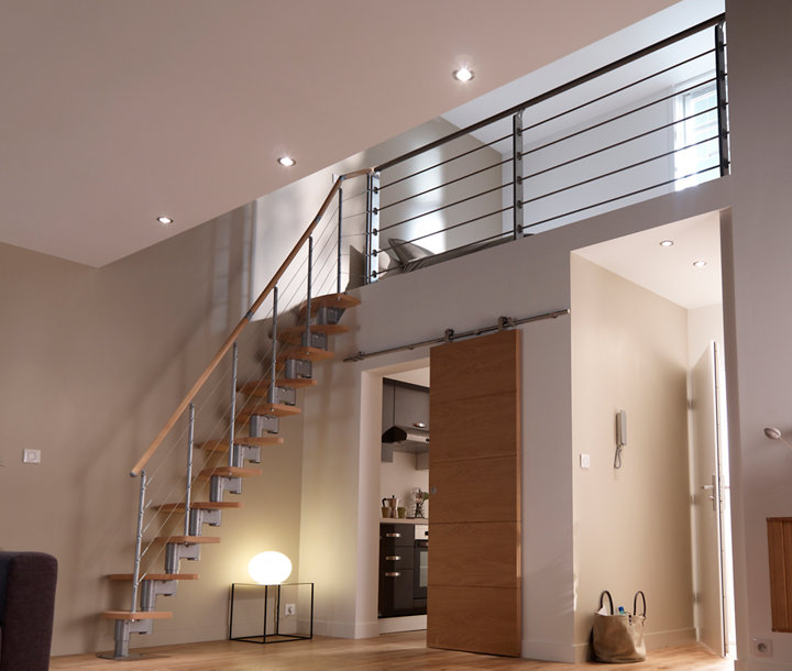 Escalier droit bois et garde corps acier gris