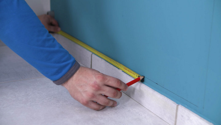 Traçage sur le mur du positionnement des nouvelles canalisations